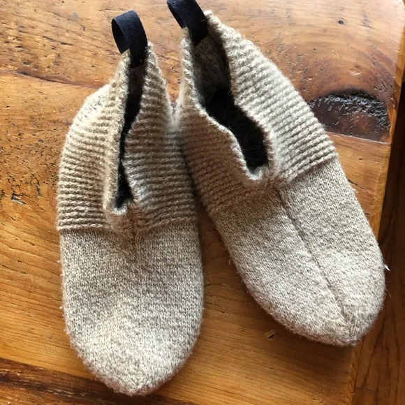 Bombas Beige Gripper Slipper Socks with Navy Pouch - Picture 2 of 5